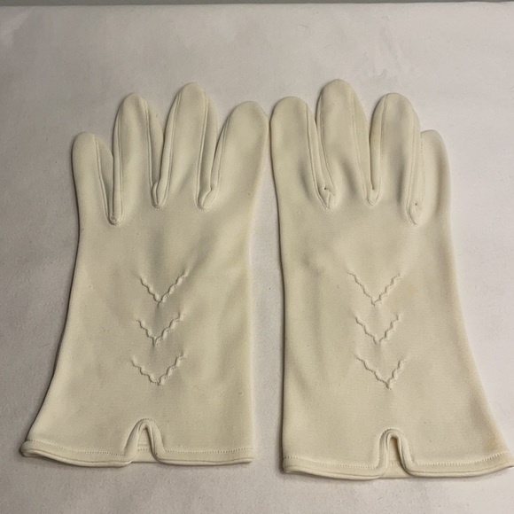 Vintage Cream Gloves - Picture 2 of 6